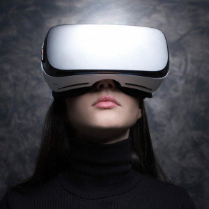 young woman wearing virtual reality glasses PYXQPJD e1551330711692